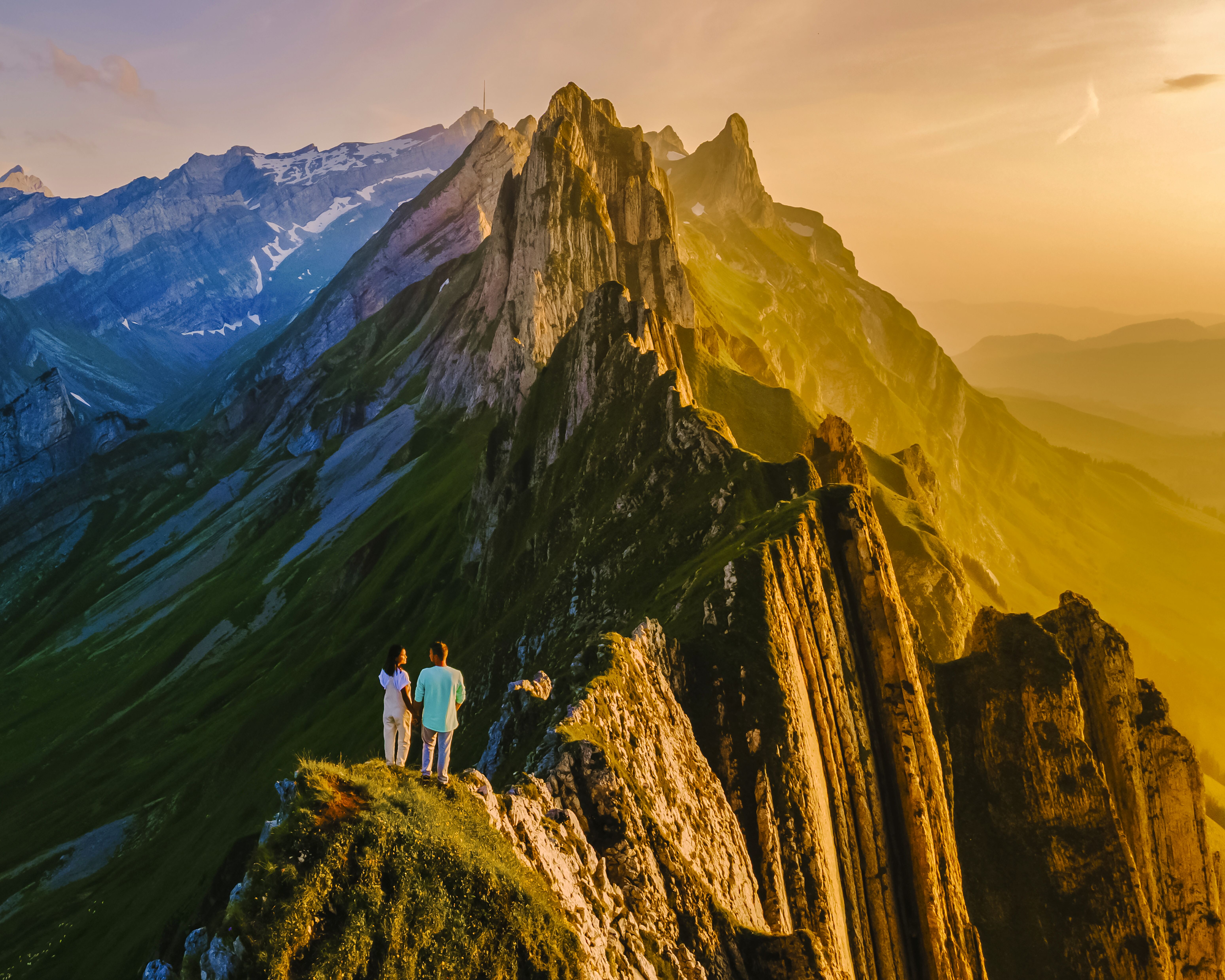 Schweizer Bergwelt bei Sonnenuntergang