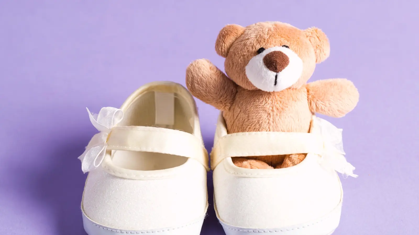 Babyschuhe mit einem kleinen Teddybären